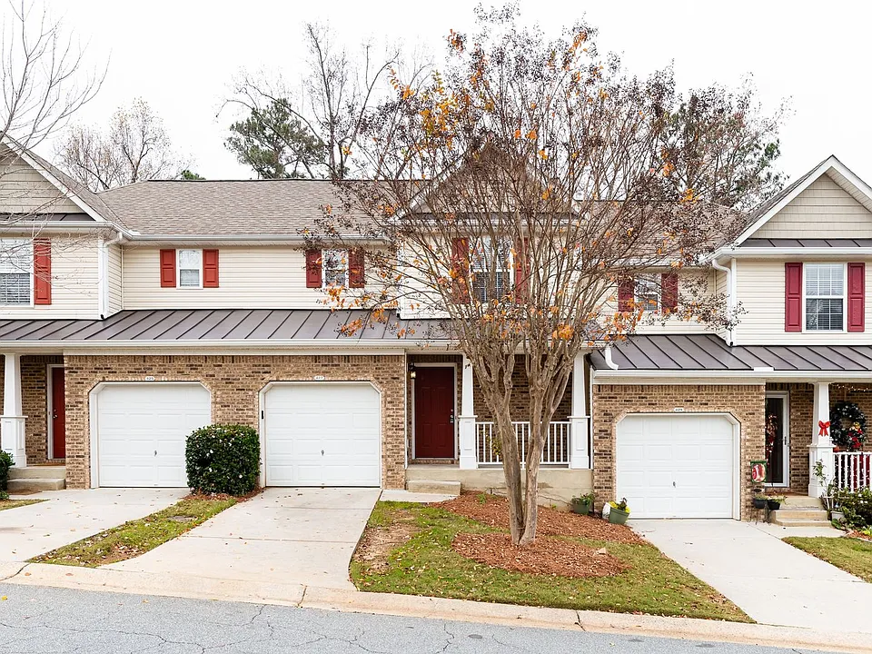 427 Red Coat Ln