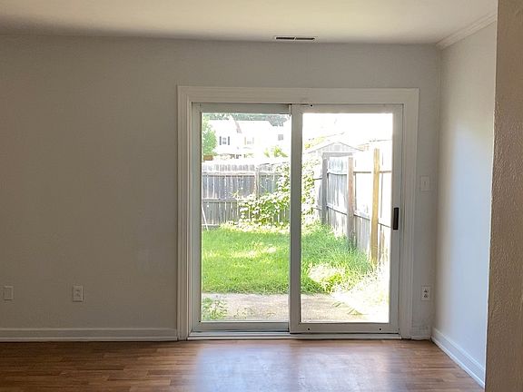 4th image of 748 Lake Edward Dr