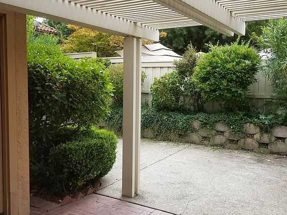 4th image of 102 Big Springs Dr