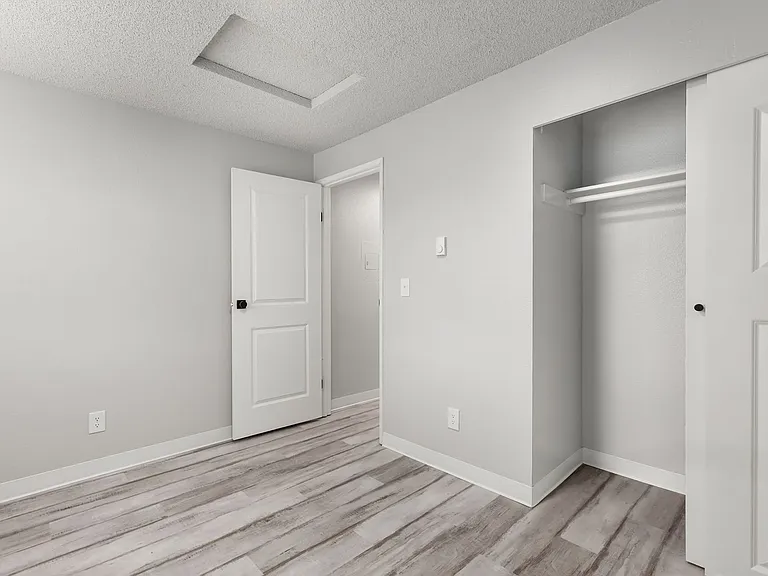 2550 N Vassault St — Photo 29