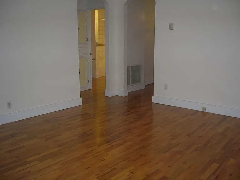 1028 Bross St — Photo 2