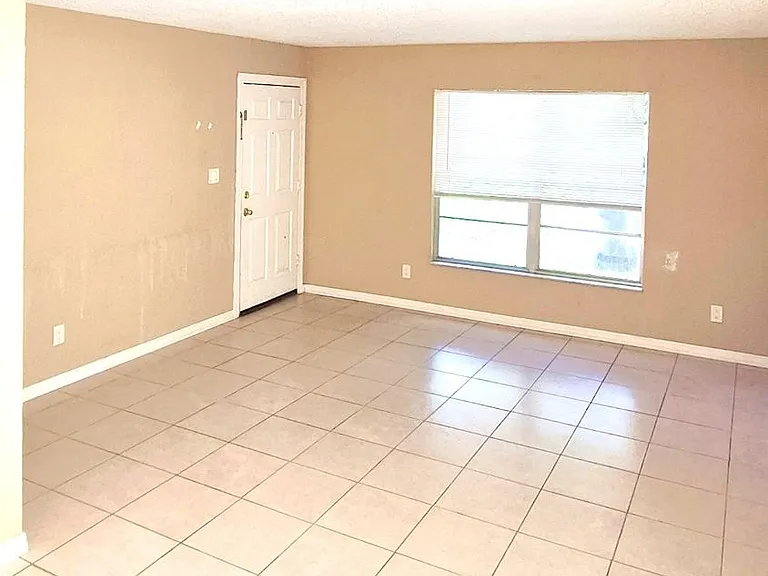 11515 Valencia Dr #B — Photo 3
