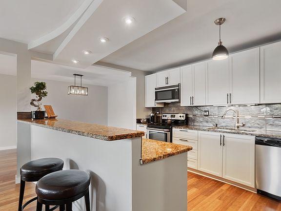 STUNNING EAT- IN KITCHEN/ISLAND