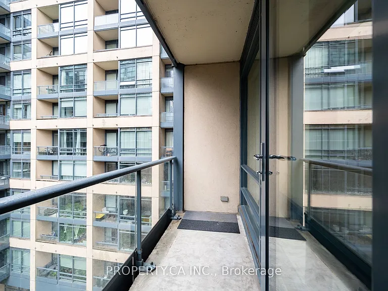 438 King St W #803 — Photo 15