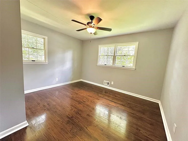 210 Suburban Dr NE — Photo 19