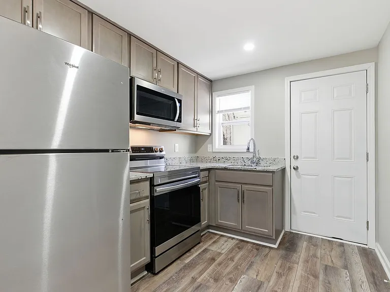 413 Price Ave — Photo 9