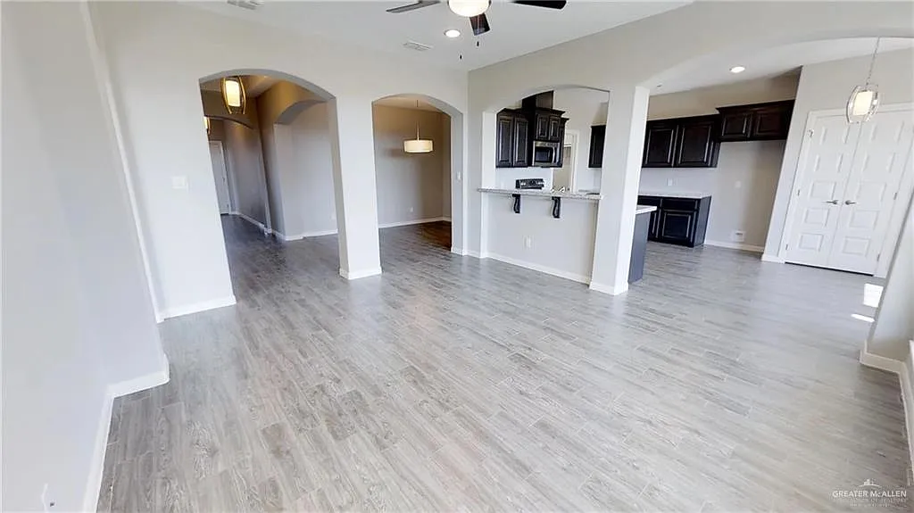 3 bed, 2.0 bath, 1824 sqft, $2,000 — Photo 2