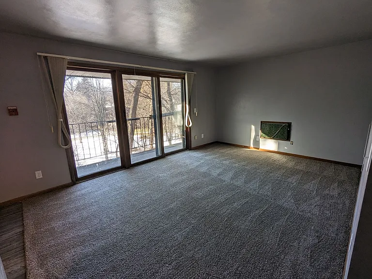 549 N Division St — Photo 12