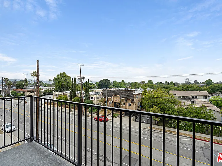 6144 Whitsett Ave #302 — Photo 3