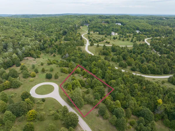 25 Celestial Ridge Dr, Onekama, MI 49675