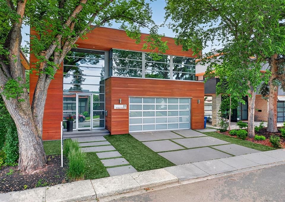 1st image of 31 E Windsor Cres SW