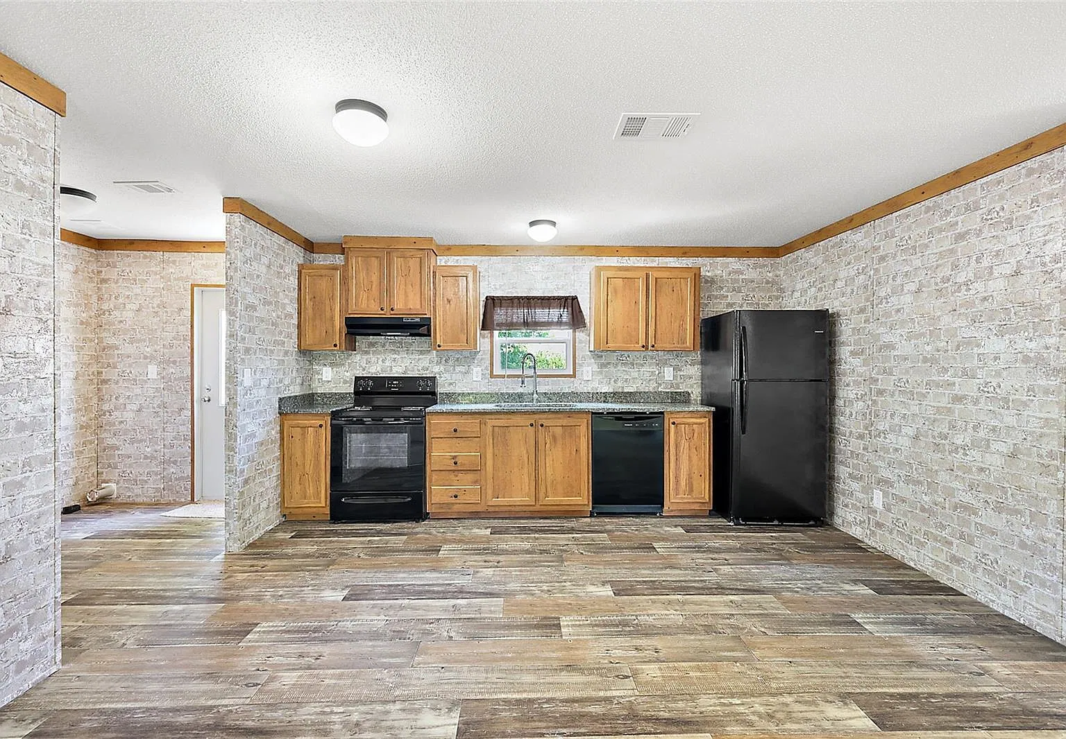3 bed, 1155 sqft, $1,650 — Photo 4