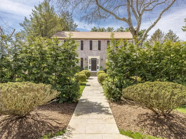 66 Harvest Ln, Southampton, NY 11968