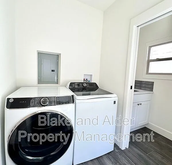 3556 NE Sandy Blvd — Photo 10