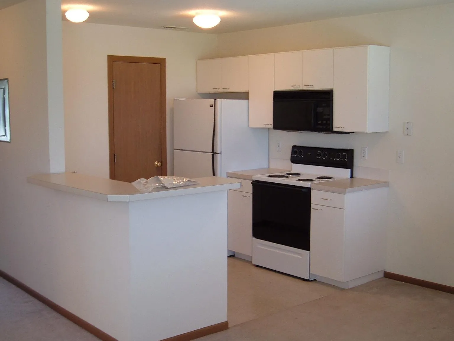 California Apartments — Photo 2