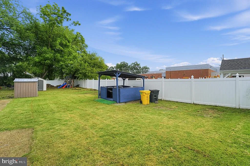 3 bed, 1.0 bath, 1000 sqft, $2,700 — Photo 3