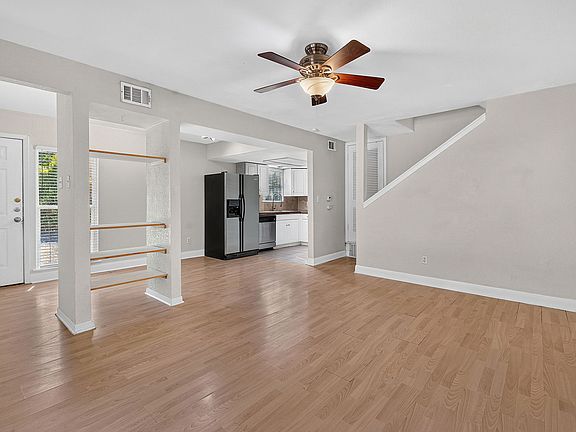 4th image of 902 Meriden Ln #B