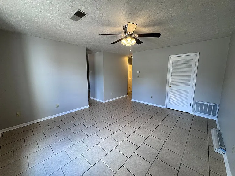 105 Grogan Cir — Photo 8
