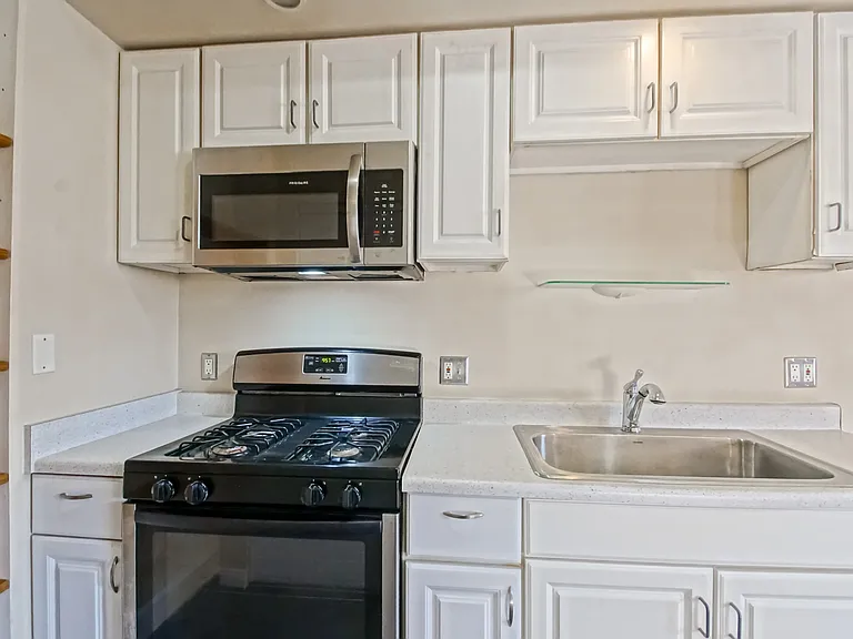 4541 W 172nd St #2 — Photo 8