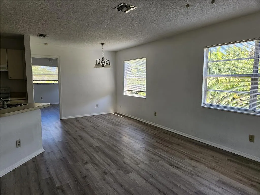 3 bed, 2.0 bath, 1065 sqft, $1,600 — Photo 2