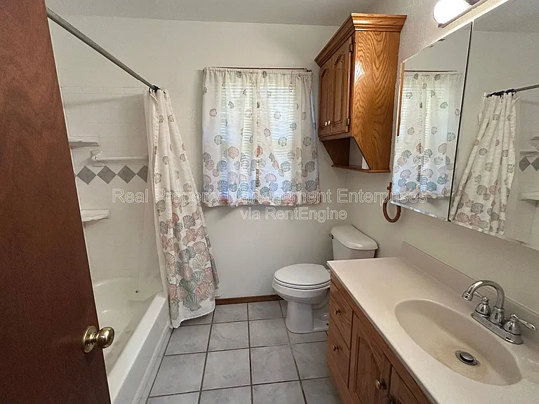 204 Wolf Ln — Photo 15