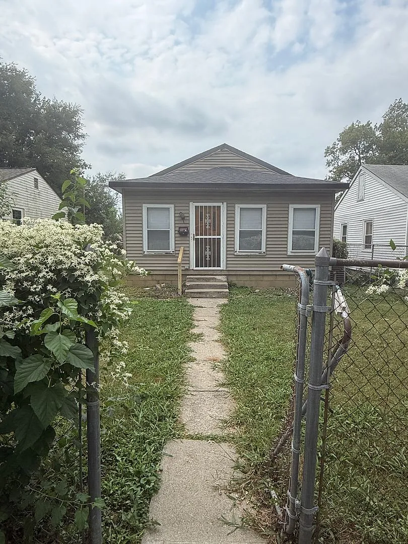 Adorable 3 Bedroom 1 Bath Home with large yard — Photo 1