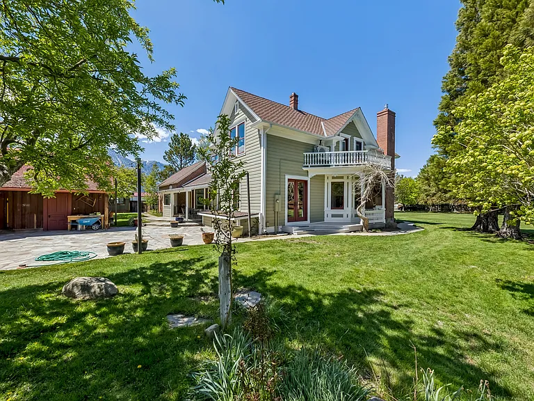 1049 Dressler Ln — Photo 4