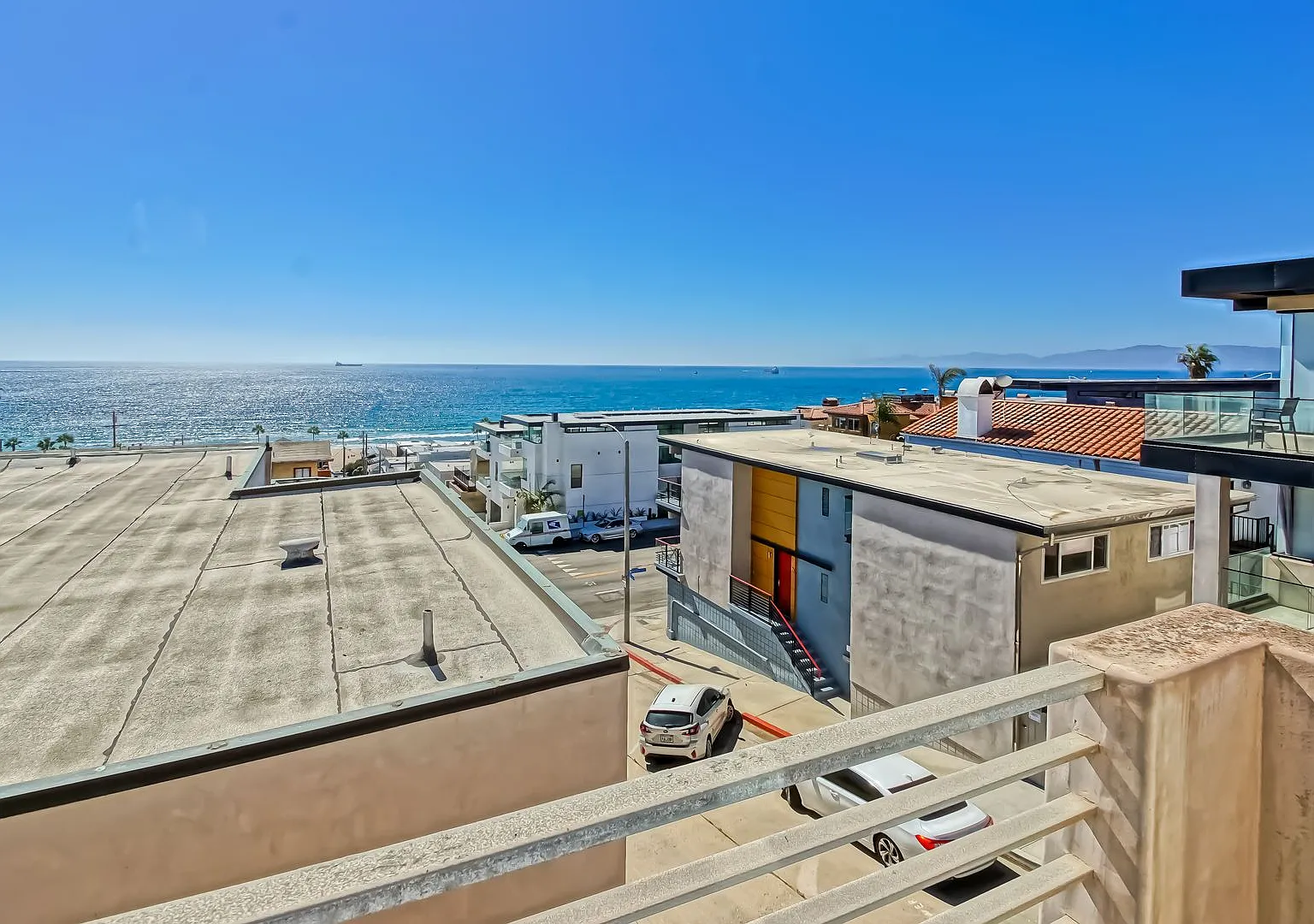 Modern, Bright & Spacious, Tri-Level Detached Townhouse W/ Unobstructed Ocean Views, 2 Balconies ... — Photo 4