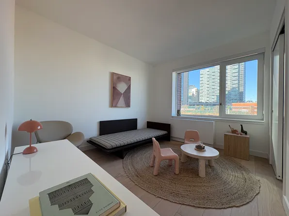 2-33 50th Avenue W402 image 3 of 15