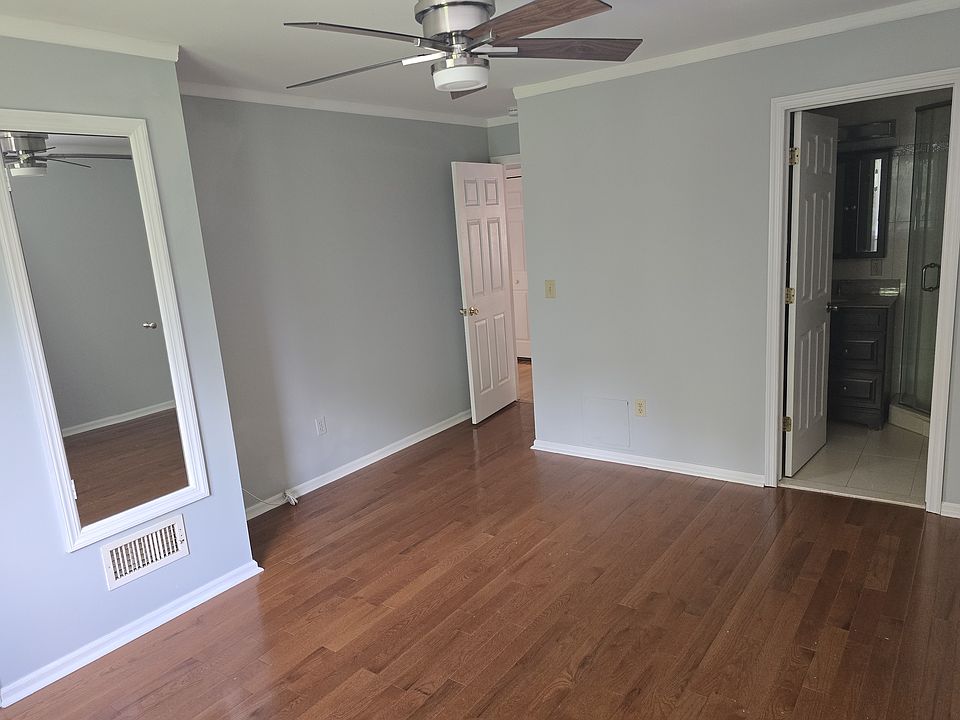 Master bedroom (pic 1)