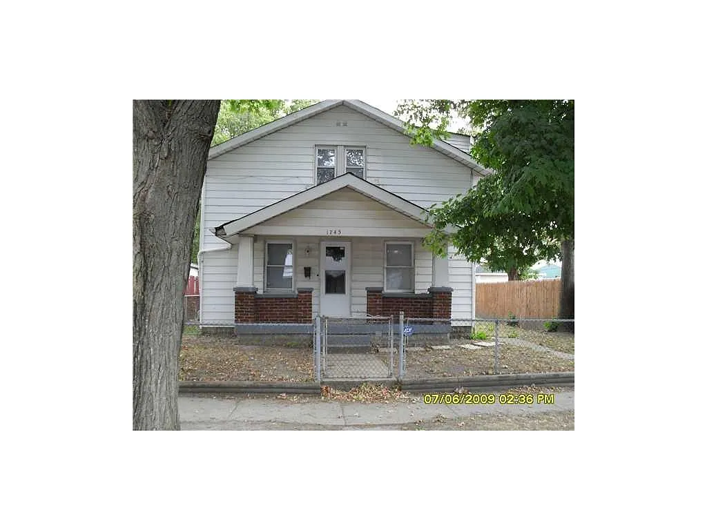 1745 Dawson St photo 1
