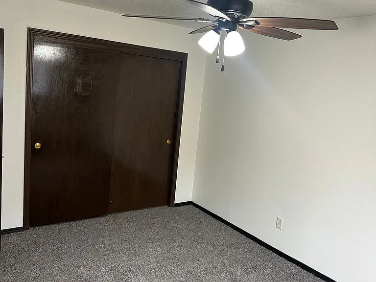Immaculate Updated 1 & 2 Bedroom with 1 Bath — Photo 15