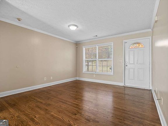 3rd image of 827 Oak St NW