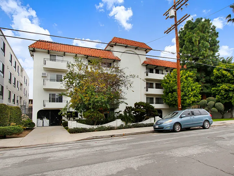1333 N Martel — Photo 41