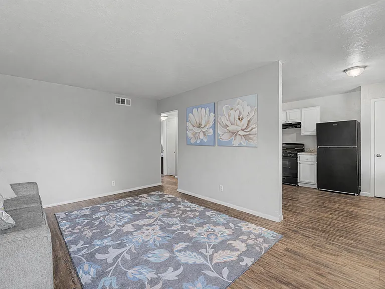 Charl Ann Apartments — Photo 8