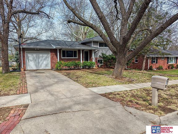 3rd image of 1001 Rosewood Dr
