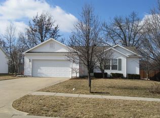 914 Lynwood Dr, Charleston, IL