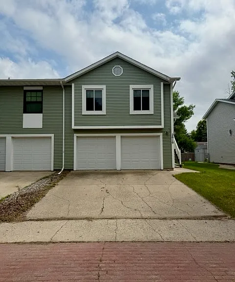 2010 27th Ave S — Photo 1