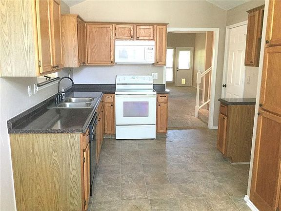 2nd image of 1328 Daffodil Ln