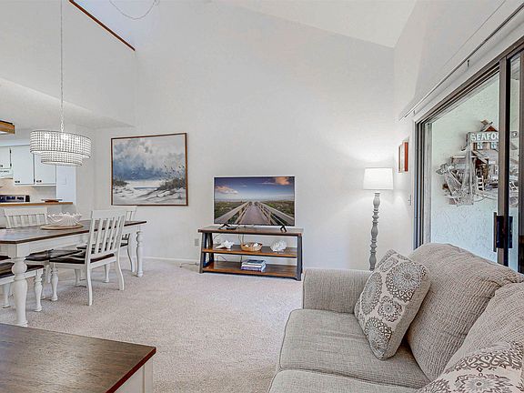 4th image of 47 Village Las Palmas Cir