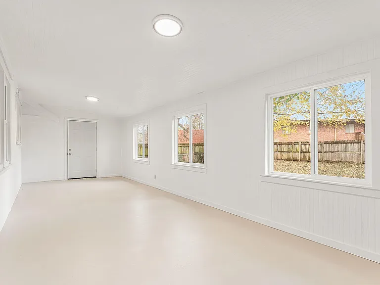 640 S Kentwood Ave — Photo 15