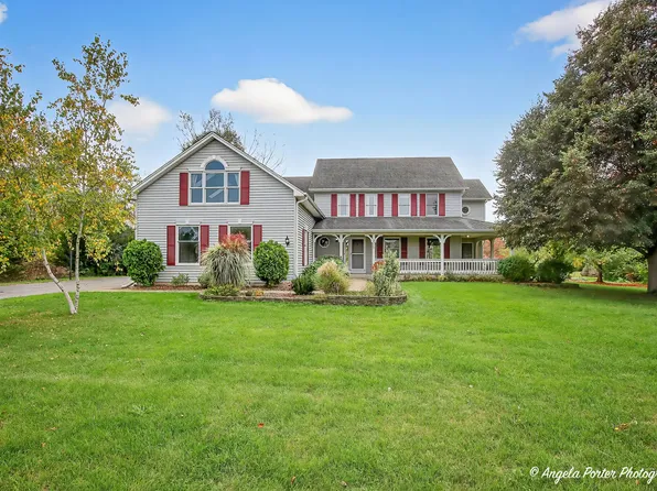 2215 Crystal Cir, Crystal Lake, IL 60012