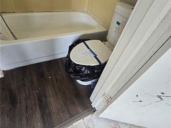 4th image of 809 W Lexington St