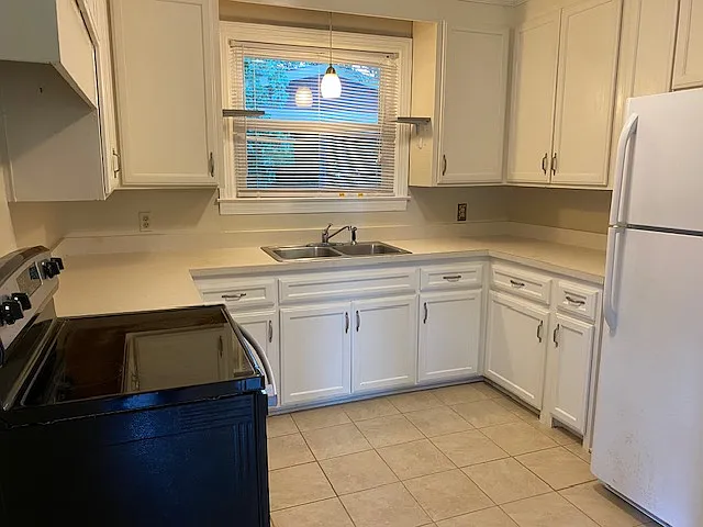 472 Manley Dr — Photo 1
