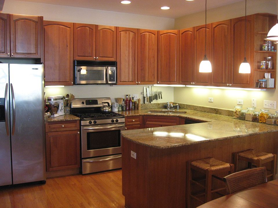kitchen w/breakfast bar