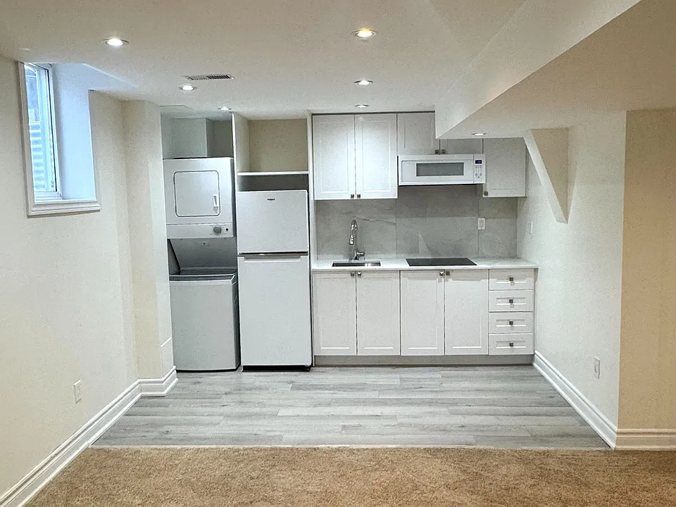 9 Lebovic Dr #BASEMENT