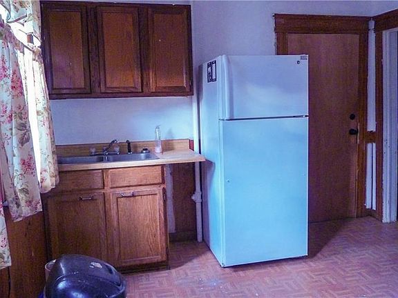 4th image of 128 Seeley Ave