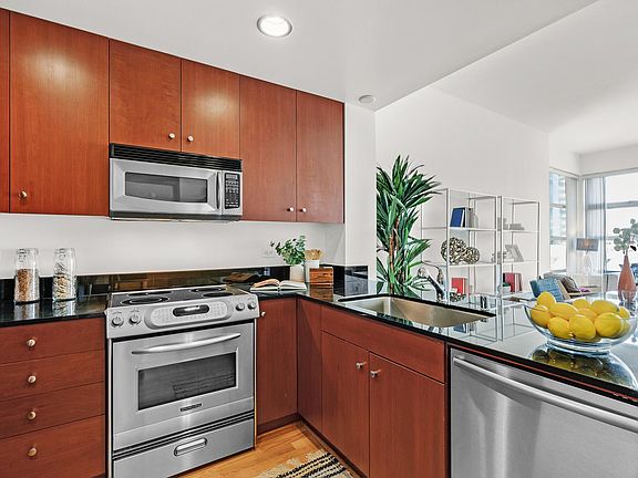 4th image of 585 9th St Unit 603