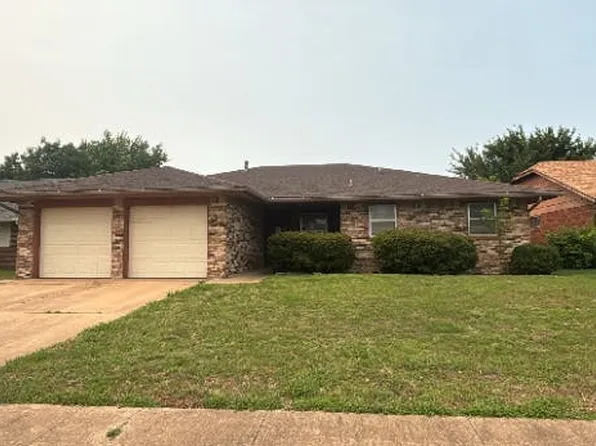 1113 NW 7th St, Moore, OK 73170