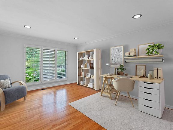 4th image of 19 Spoede Woods Dr
